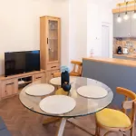 Apartment Seaside Estate - Cozy And Romantic - Public Parking Nearby *
